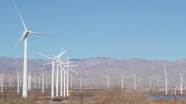 Dönen yel değirmenleri türbini, rüzgar santrali alternatif yeşil yenilenebilir enerji jeneratörleri, Kaliforniya çöl ABD 'de endüstriyel alan. Rüzgâr çiftliğinde elektrik üretimi. Palm Springs, Coachella