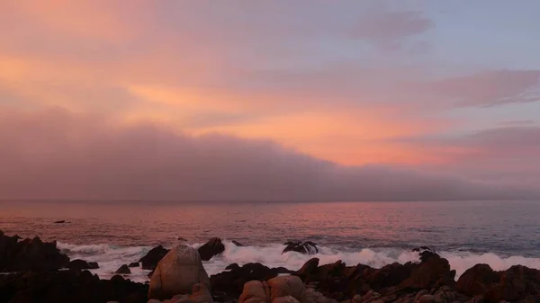 ロッキー クラギー オーシャン ビーチ 穏やかな海の波 モントレー湾 17マイルのドライブ シースケープ カリフォルニア州海岸 ビーチフロントウォーターフロントパシフィックグローブ — ストック写真