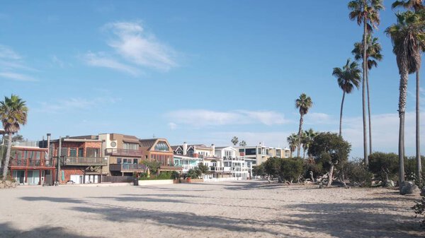 Пляжные дома на набережной, океанский пляж в Калифорнии, США. Отдых, отпуск или аренда домов на выходные на морском побережье недалеко от Лос-Анджелеса. Недвижимость на берегу, Mission beach, Сан-Диего