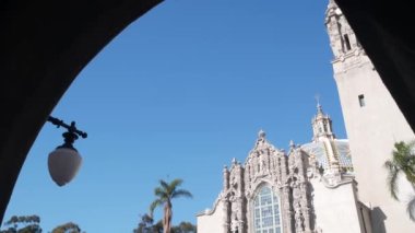 İspanya 'nın yeniden canlandırma mimarisi Balboa Park, San Diego, Kaliforniya' da. Tarihi bina, klasik barok ya da rokoko romantizm tarzı. Çan kulesi veya çan kulesi rahatlama dekoru ve mozaik kubbe veya kubbe
