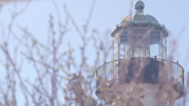 Vintage deniz feneri kulesi, retro deniz feneri, eski moda tarihi klasik fener feneri, fresnel lens. 1855 deniz seyrüsefer kıyı binası. San Diego, Kaliforniya ABD. Kusursuz döngülü görüntü grafiği.