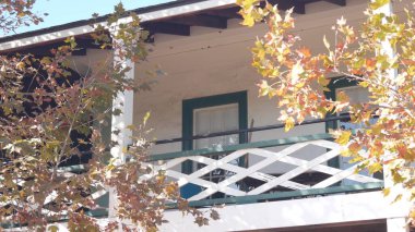 Tahta klasik balkon, sömürge tarzı tarihi ev. Retro-Amerikan mimarisi, malikane ya da malikâne XIX yüzyılı, ABD. Geleneksel yaşlı çiftlik ya da çiftlik dışı. Antika klasik bina terası..