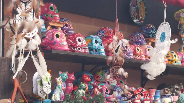 Mexicaanse Souvenirs Marktkraam Kleurrijke Geschilderde Schedels Dromenvangers Veelkleurige Levendige Etnische — Stockfoto