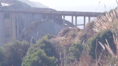 Bixby Creek Köprüsü, kemer mimarisi. Pasifik kıyısı otoyolu 1 dönüm noktası. Tarihi manzaralı Cabrillo yolu. Sahil yolculuğu, yolculuk ya da okyanus yoluyla seyahat. Sisli havada kanyon. California, Big Sur, ABD