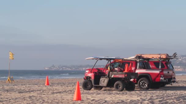 Hengenpelastaja Punainen Avolava Auto Hengenpelastaja Auto Hiekalla California Ocean Beach — kuvapankkivideo