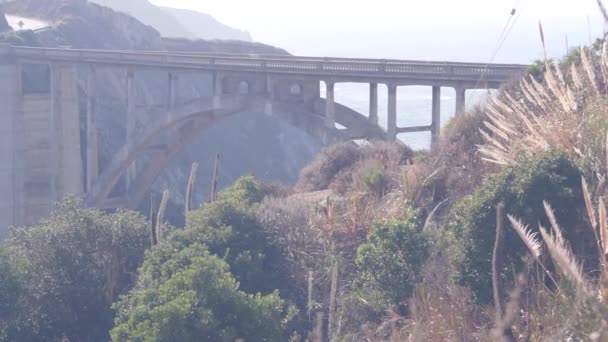 Bixby Creek Bridge Boogarchitectuur Pacific Kust Snelweg Oriëntatiepunt Historische Schilderachtige — Stockvideo