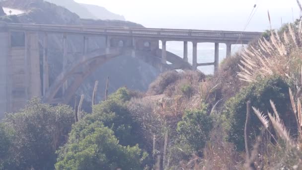 比克斯比河大桥拱形建筑太平洋海岸1号地标公路 历史名胜古迹Cabrillo路 沿海公路旅行 旅程或海洋旅行 大雾天气下的峡谷 加利福尼亚 大苏尔 — 图库视频影像