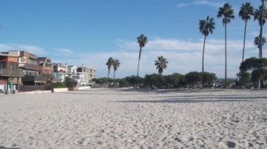 Sahil kenarındaki deniz kenarındaki evler, Kaliforniya, ABD 'deki okyanus sahilleri. Tatil, tatiller ya da Los Angeles yakınlarındaki deniz kıyısında kiralık evler. Sahildeki liman bölgesi, Mission Sahili, San Diego