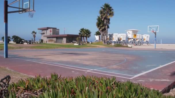 Palmeras Cancha Deportiva Baloncesto Playa Costa California Streetball Parque Infantil — Vídeos de Stock