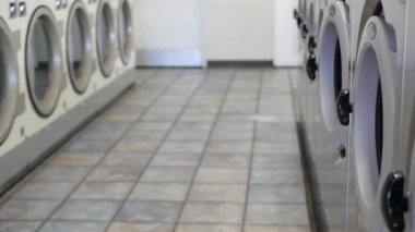 Kaliforniya 'da çamaşır ve kurutma makineleri halka açık bozuk para çamaşırları. Çamaşırhanedeki ya da ticari çamaşırhanedeki çamaşır ve kurutucuların varilleri. ABD 'de otomatik aklama.