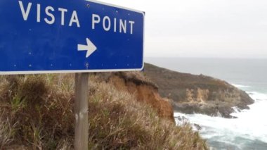 Vista noktası tabelası, kayalık kayalık okyanus kıyısı, sahile vuran dalgalar. California Pasifik kıyısı Cabrillo Karayolu 1, Big Sur Doğa, ABD. Deniz manzarası, uçurumdan ya da dik kayalıklardan gözcülük