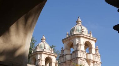 İspanya 'nın yeniden canlandırma mimarisi Balboa Park, San Diego, Kaliforniya' da. Klasik barok ya da rokoko romantizm tarzında tarihi bir bina. Casa ya da eski kale süslemeleri, sıva dekoru, antika sanat..