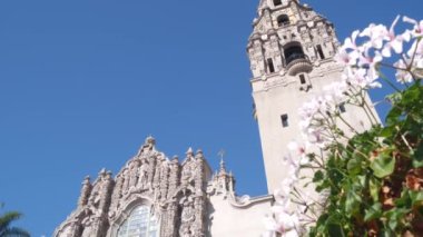 İspanya 'nın yeniden canlandırma mimarisi Balboa Park, San Diego, Kaliforniya' da. Tarihi bina, klasik barok ya da rokoko romantizm tarzı. Çan kulesi dekoru ve mozaik kubbe veya kubbe. Çiçekler..