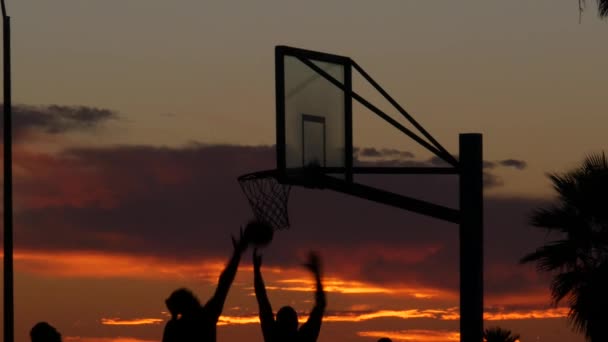 Hoop Δίχτυ Και Backboard Για Παιχνίδι Μπάσκετ Σιλουέτα Ηλιοβασίλεμα Ουρανό — Αρχείο Βίντεο