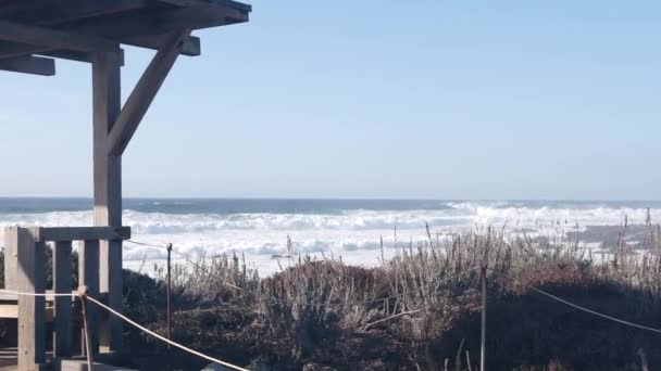 大きな嵐の波がクラッシュし 岩だらけの岩場のビーチ モントレー海岸 カリフォルニア州の海洋海岸Usa 17マイルのドライブ自然 海の水 風景や海のしぶき ペブルビーチ 木のガゼボ コース上の床の間 — ストック動画