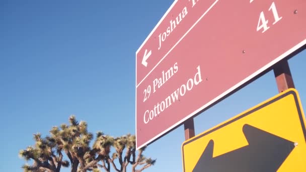 Crossroad Sinal Com Setas Direção Cruzamento Estrada Califórnia Eua Destino — Vídeo de Stock