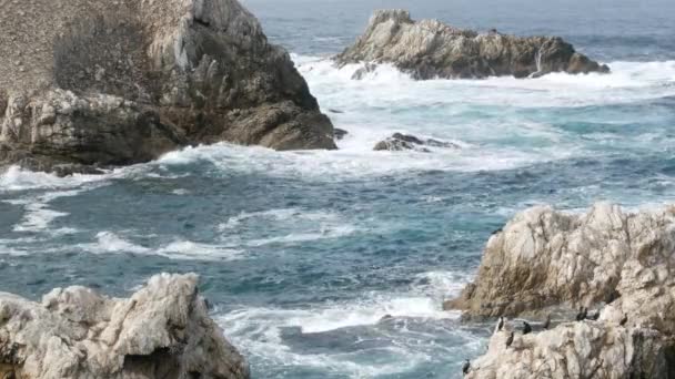 大苏尔附近的落基陡峭的海滩 17英里的车程 蓝色的巨浪砸在悬崖上 水花飞溅 浪花飞溅 洛沃斯角 蒙特里 加利福尼亚海岸 美国无缝线环路电影图 — 图库视频影像