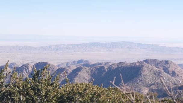 砂漠の谷 カリフォルニア州の荒野 米国の自然の山と丘 ラグナ山のチャパラルでのハイキングやトレッキング 視点から見たソルトン海の風景 乾燥した荒地や植物を避ける — ストック動画