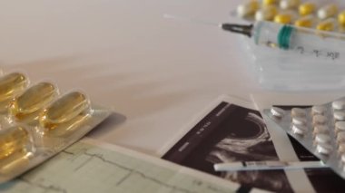 Tüp bebek ya da tüp bebek, üreme destekli teknoloji, kısırlık ya da kısırlık tedavisi. Ultrason veya ultrasonografi, hamilelik testi, şırınga ve haplar. Uyarmak için hormon ilaçları.