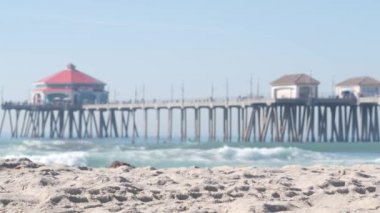 Retro Huntington iskelesi, okyanus dalgaları ve kumlu sahillerde sörf, Kaliforniya kıyıları Los Angeles, ABD. Amerikan lokantası, deniz suyu, sahil kıyısı, yaz tatilleri. Kusursuz döngülü görüntü grafiği.