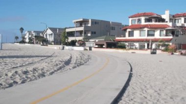Sahil kenarındaki deniz kenarındaki evler, Kaliforniya, ABD 'deki okyanus sahilleri. Tatil, tatiller ya da Los Angeles yakınlarındaki deniz kıyısında kiralık evler. Sahildeki liman bölgesi, Mission Sahili, San Diego