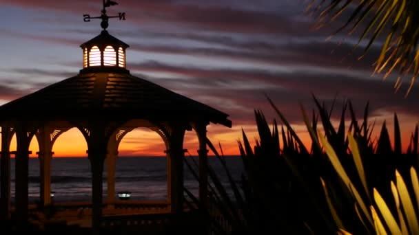 Ηλιοβασίλεμα Cloudscape Και Κιόσκι Σιλουέτα Στην Παραλία Σούρουπο Λυκόφως Σύννεφα — Αρχείο Βίντεο