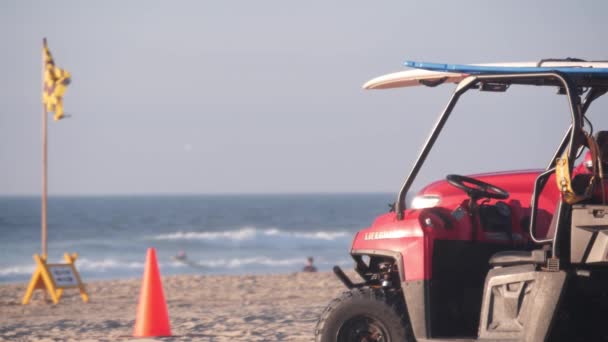 Életmentő Piros Pickup Teherautó Életmentő Autó Homokon California Ocean Beach — Stock videók