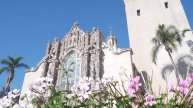 İspanya 'nın yeniden canlandırma mimarisi Balboa Park, San Diego, Kaliforniya' da. Tarihi bina, klasik barok ya da rokoko romantizm tarzı. Çan kulesi dekoru ve mozaik kubbe veya kubbe. Çiçekler..