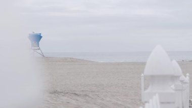 Cankurtaran standı veya Cankurtaran Kulesi kulübesi, Kaliforniya sahilinde sörf güvenliği, ABD. Kurtarma istasyonu, sahil cankurtaranları Wachtower ya da ev, Coronado Okyanus Sahili, San Diego Sahili. Beyaz ahşap çitler.