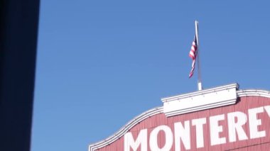 Cannery Row 'daki kırmızı bina, Monterey City, California turizm merkezi, ABD. Tarihi balıkçı iskelesi, retro endüstriyel cadde konserve şirketleri, sardalya fabrikası. Seyahat hedefi gezisi