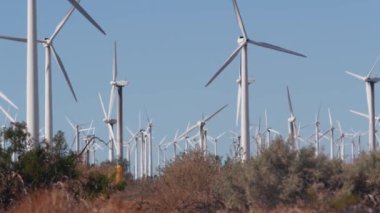 Dönen yel değirmenleri türbini, rüzgar santrali alternatif yeşil yenilenebilir enerji jeneratörleri, Kaliforniya çöl ABD 'de endüstriyel alan. Rüzgâr çiftliğinde elektrik üretimi. Palm Springs, Coachella