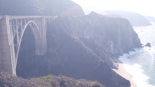比克斯比河大桥拱形建筑太平洋海岸1号地标公路 历史名胜古迹Cabrillo路 沿海公路旅行 旅程或海洋旅行 大雾天气下的峡谷 加利福尼亚 大苏尔 — 图库视频影像