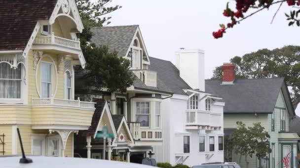 Fila Antiguas Casas Estilo Victoriano Distrito Residencial Histórico Monterey California — Vídeo de stock