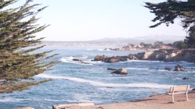 Rocky sarkık okyanus plajı, kıyıya vuran büyük deniz dalgaları, Monterey 17 mil sürüş, Kaliforniya, ABD. Pacific Grove 'da su sıçraması, sahil kıyısı gezinti alanı, sahil parkı deniz manzarası..