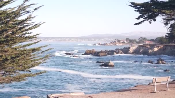 Plage Océanique Escarpée Rocheuse Grosses Vagues Mer Écrasant Sur Rivage — Video