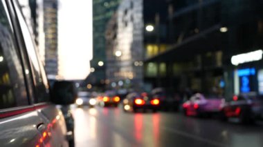 Alacakaranlıkta yolda sönmüş araba ışıkları, Megapolis caddesinde araç trafiği. Şehir merkezi, Moskova 'nın iş ya da finans bölgesi, Rusya. Akşam karanlığında nakliye aracı. Büyük şehir hayatı.