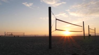 Kaliforniya sahilinde, günbatımında plaj kortunda voleybol net silueti. Voleybol maçı için spor sahası. Alacakaranlık gökyüzü arka planı, Mission plajında gün batımı, San Diego, Los Angeles yakınlarında okyanus kıyısı..