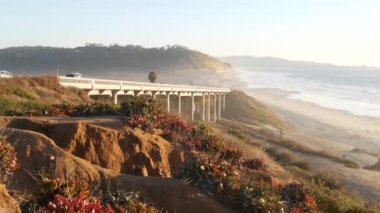 Pasifik kıyısı otoyolu 1 'deki köprü, Torrey Pines eyalet plajı, Del Mar, San Diego, Kaliforniya ABD. Sahil seyahatleri, gün batımı manzaralı koltuklar. 101 nolu otoban gezisi okyanus boyunca.