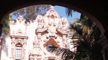 İspanya 'nın yeniden canlandırma mimarisi Balboa Park, San Diego, Kaliforniya' da. Klasik barok ya da rokoko romantizm tarzında tarihi bir bina. Casa ya da eski kale süslemeleri, sıva dekoru, antika sanat..