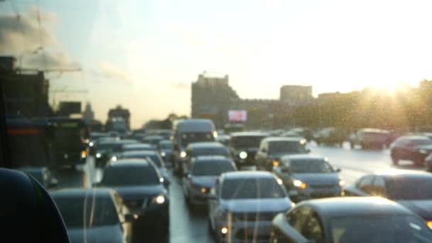 道路上の車から渋滞 忙しいオーバーロードモスクワの街の通りにラッシュ時間を押収した 都心部の車両混雑 日没のクトゥソフスキーへの輸送 ロシア領メガポリスへの輸送 — ストック動画