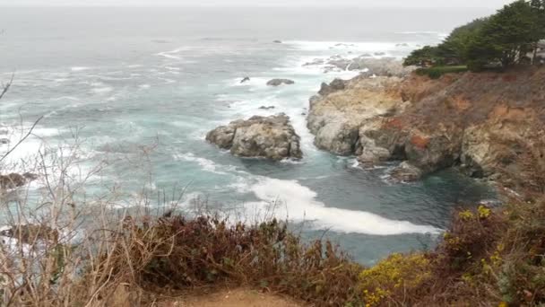 Rotsachtige Grillige Oceaan Kust Mistig Mistig Weer Zeewatergolven Storten Neer — Stockvideo