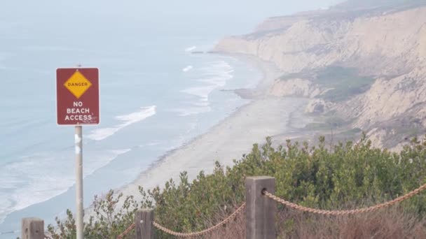 陡峭而不稳定的悬崖 岩石或悬崖 多雾的天气 加利福尼亚海岸侵蚀 托里松树侵蚀了峭壁 忽略了观点 海浪从上方涌来 Chain Railing Safety — 图库视频影像
