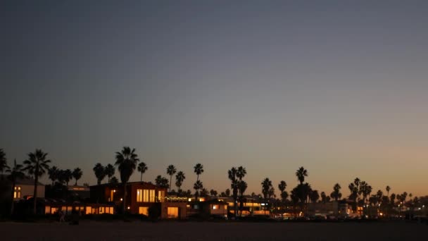 캘리포니아 해변의 황혼의 하늘에 야자나무 실루엣 해안에 무렵에는 태평양의해 이펼쳐져 — 비디오