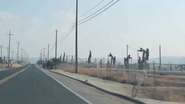 Pozzi Con Prese Pompa Sul Giacimento Petrolifero California Usa Impianti — Video Stock
