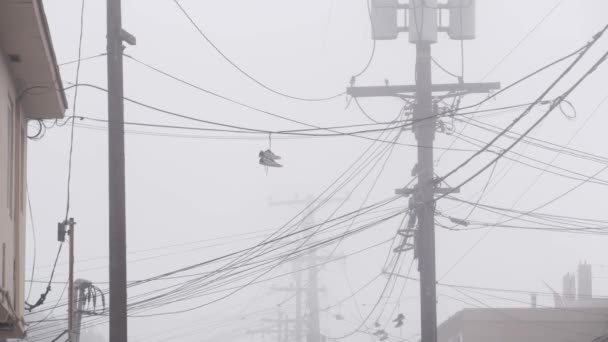 Zapatillas Deporte Zapatos Lona Colgando Línea Eléctrica Niebla Calle Ciudad — Vídeos de Stock