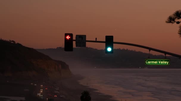 交通信号 太平洋岸高速道路1号線 トーリー パインズ州立ビーチ サンディエゴ カリフォルニア州アメリカ 沿岸道路の旅の休暇 海沿いのロードトリップ 高速道路101 カーメルバレーの看板夕暮れ — ストック動画