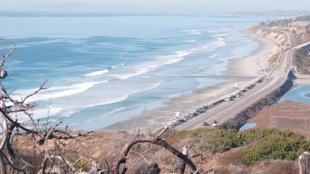 太平洋岸高速道路 トーリーパインズ州立ビーチ 道路1または高速道路101 上から見た海の波 展望台 景勝地や視点 ガイフレミング観光トレイル カリフォルニア州サンディエゴ米国 — ストック動画