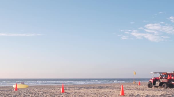 Lifeguard Pick Rosso Life Guard Auto Sulla Sabbia California Oceano — Video Stock