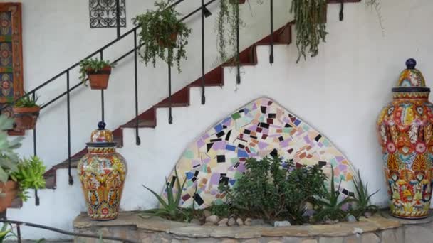 Mexická zahradní design v přední dvoře, barevné keramické malované výzdoby, okna, schody a šťavnaté rostliny v hliněných květináčích. Etnický latin bílý dům exteriér, venkovské terasy nebo terasa v latino stylu.
