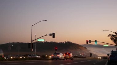 Odaklanamayan trafik ışıkları, Pasifik kıyısı otoyolu 1, Torrey Pines eyalet plajı, Del Mar, San Diego, Kaliforniya ABD. Seyahat tatili. Okyanus boyunca yolculuk, 101 numaralı otoban. Akşam alacakaranlıkta arabalar.